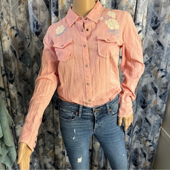 Ariat women’s fitted western style with flower embroidery dark pearl snaps - Picture 2 of 13